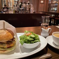オーク ドア - バーガー、モリモリ新鮮サラダ、コーヒー