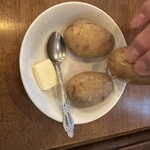 欧風カレーボンディ - 実際は2個です。友人が1個あげるって出したのが写ってしまいました笑