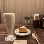 喫茶キナザッカ - バナナジュースとかぼちゃのベイクドチーズケーキ。