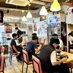とんかつ 和栗 - 店内、メジャーリーガーとのツーショット写真も飾られている