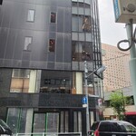 維新號 - 反対側のビルの3階には銀座シシリア