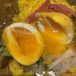 酒とスパイス マツコ - 割ったら溢れたスパイスたまご