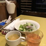 トラットリア リアナ - ランチピザセット（マルゲリータ、ドリンク、サラダ、スープ付き）１５００円のスープとサラダ、ハイビスカスティー（無料）