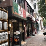 トラットリア リアナ - 銀座駅方面からの入口の眺め（お店入口へは階段で地下へ）