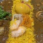 酒とスパイス マツコ - スパイスたまごと柿などの副菜、インディカ米