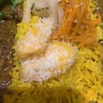 酒とスパイス マツコ - スパイスたまごと柿などの副菜、インディカ米