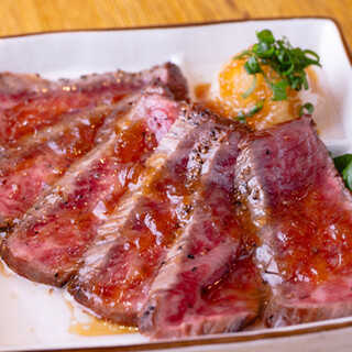 黒毛和牛のたたきなど多彩な創作料理を手頃な価格でご用意