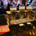 サッポロビール博物館 - 飲み比べセット1200円と柿の種100円、チーズ2個で150円
