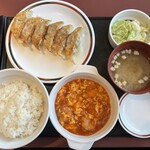 みよしの - 料理写真:「海老チリ玉子定食（ピリ辛海老チリ玉子+ぎょうざ6コ+ライス＋みそ汁＋新漬」980円