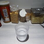 横浜家系 てつ家 - 2025年10月2日現在の薬味類1