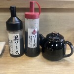 ちがさき - 黒ソースをとんかつに、赤ソースをキャベツに使用
