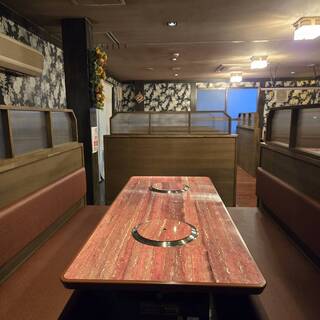 2階：テーブル席（8名×6卓）