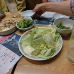 キャベツ２００円　マカロニコンビーフサラダ２８０円　枝豆