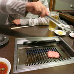 海南亭 - 焼く友人