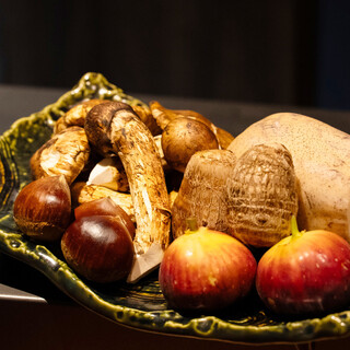 全国から厳選した食材で毎月メニューが変わる旬のコース