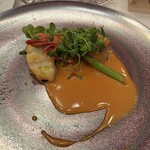 ホテルオークラ福岡 - 料理写真:魚料理はヒラメとエビとホタテのマディラ酒のクリームソースに八女茶のオイル添え。