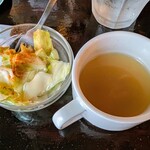 ラティーノ - 付け合せ(キャベツの酢漬け&コンソメスープ)