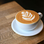 AKHA AMA COFFEE - カフェラテ(ケムコン/深煎り)@税込660円 │ 平日10:44頃訪問