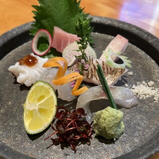銘柄牛や淡路の天然物など素材を活かした繊細な一皿に舌鼓を打つ