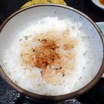 Shichifukubentenan - ご飯に七味を振り、醤油を垂らす