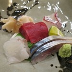 寿司処 しん - お造り（まぐろ、ひらめ、たいらぎ貝、たい、〆さば炙り）