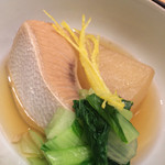 日本料理 太月 - 煮もの：余市のブリと大根　白菜