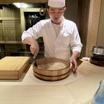 鮨 むらやま - 眼の前で舎利切りです