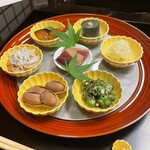 よし町 - 前菜 日本酒は早めに手元に置くが正解