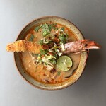 海老フライと九条葱のトムヤムクンラーメン