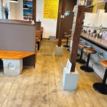 王道家直系 家系ラーメン がく - 内観