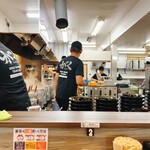 王道家直系 家系ラーメン がく - 厨房は広く、店内も含め清潔‼️