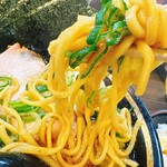 王道家直系 家系ラーメン がく - 麺は王道家の中太ストレート