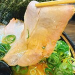 王道家直系 家系ラーメン がく - チャーシューも柔らかくて美味しい‼️
