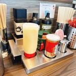 王道家直系 家系ラーメン がく - 味変アイテム満載‼️