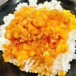 王道家直系 家系ラーメン がく - まずは“無限ニンニク”をかける！