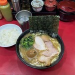 ラーメン 杉田家 千葉駅前店 - ラーメン並（全部普通）+味玉+ライス