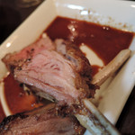 炭火焼酒亭ローリンストーン - 名物／豪州産骨付きラムロース　ズームアップ