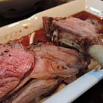 炭火焼酒亭ローリンストーン - 名物／豪州産骨付きラムロース　ズームアップ
