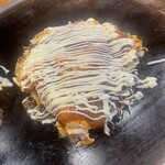 お好み焼 オモニ - オモニ焼(ソースかけ後)