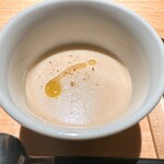 炭割烹 新谷 - じゃがいもと岡山県産ブラウンマッシュルームのポタージュ ○少し塩味が強かったのとスプーンにだまが残って口当たりが良くなかった