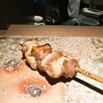 炭割烹 新谷 - 熊野地鶏のもも塩 ◎