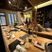 大皿焼肉 老中 - キッチンをぐるりと囲むスタイル。天井が高くまるで蔵の中にいるような不思議空間。