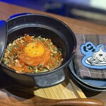 ニンニクバル にょんにょご - ■いくらとサーモンユッケ 黄卵のせ（土鍋ガーリックライス） ¥1.985