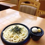 食事処　七福 - ざるうどん(葱抜きを選ぶとたっぷりの大根おろしと生姜が添えられていました)