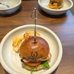 なぎさのハンバーガー - 手前から　薪火チキンバーガー、トライアルチーズバーガー