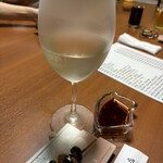 うなぎ割烹山田 - ワイングラスで日本酒です。