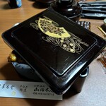 うなぎ割烹山田 - 蓋が閉まらず斜め置き