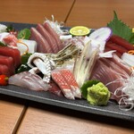 うなぎ割烹山田 - 美しい刺身盛り合わせ