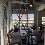 カフェブルー - 2階席からは快晴の休日が眩しい