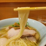 中華そば しば田 - 麺リフト　特製塩そば